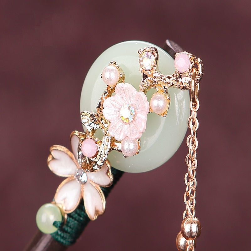 Bijou kanzashi orné de fleurs sakura et d'un pendentif à chaîne, accessoire de coiffure japonais traditionnel