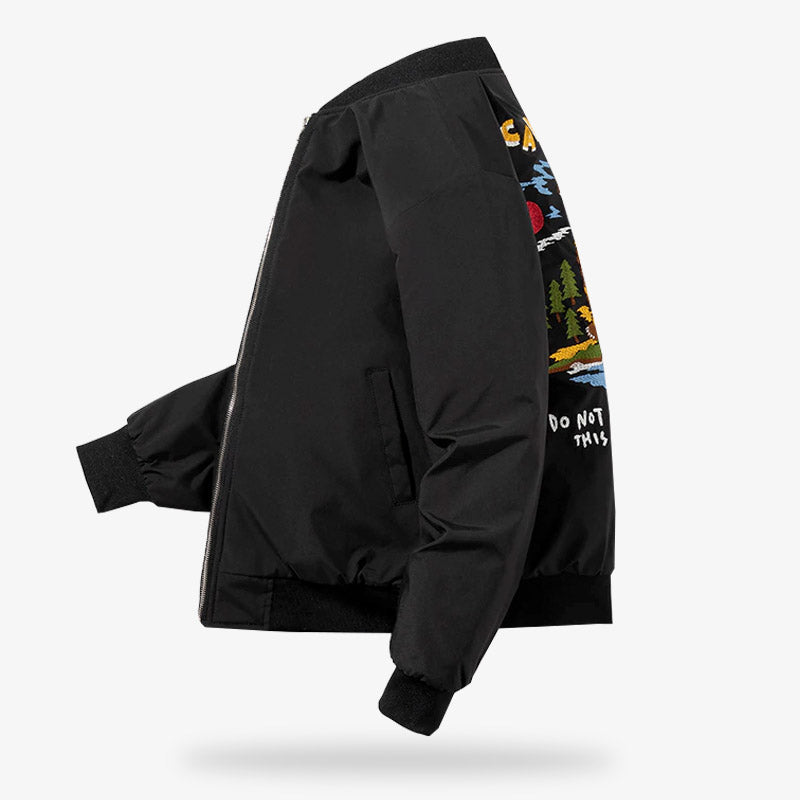 Cette veste japonaise noire est un blouson sukajan à manches longues