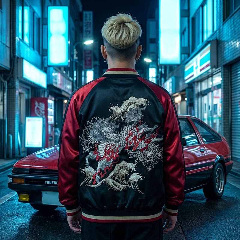 Personne portant une veste souvenir japonaise noire et rouge au motif de kirin dans un cadre urbain à Tokyo