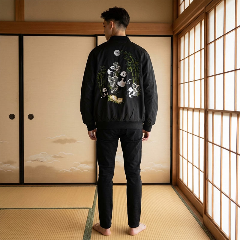 Personne portant une veste noire panda au motif unique dans une pièce traditionnelle japonaise