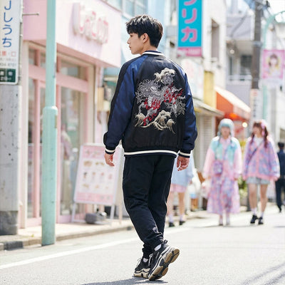 Blouson streetwear japonais orné d'un motif Kirin dans les rues de Harajuku