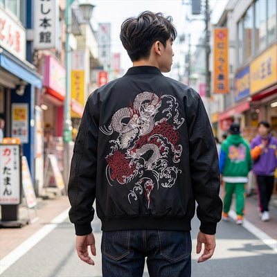 Blouson sukajan noir porté dans une rue avec un motif de dragon brodé