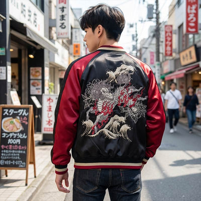 Personne portant un blouson sukajan noir et rouge brodé d'un kirin japonais dans une rue de ville