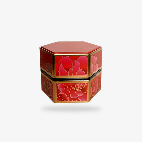 Cette boite a thé japonais est de couleur rouge avec un motif floral