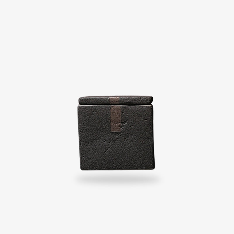 Cette boite japonaise traditionnelle en céramique noire s'utilise pour conserver le thé. Style minimaliste et wabi sabi