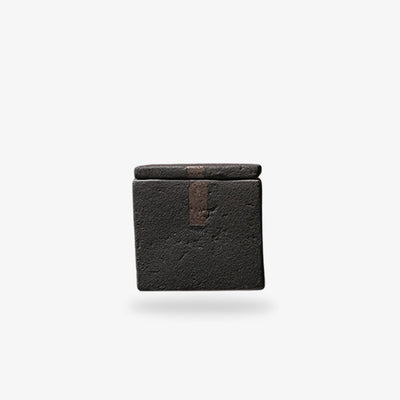 Cette boite japonaise traditionnelle en céramique noire s'utilise pour conserver le thé. Style minimaliste et wabi sabi