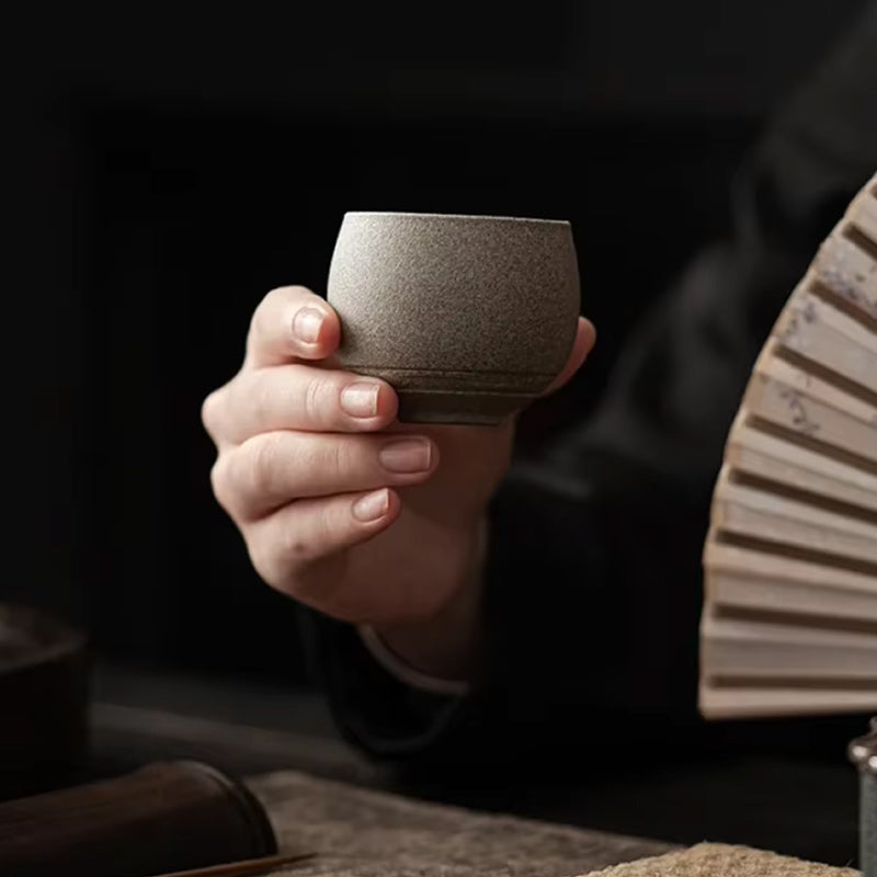 Un homme tient dans sa main un bol à matcha traditionnel en céramique, parfait pour déguster le matcha à la japonaise