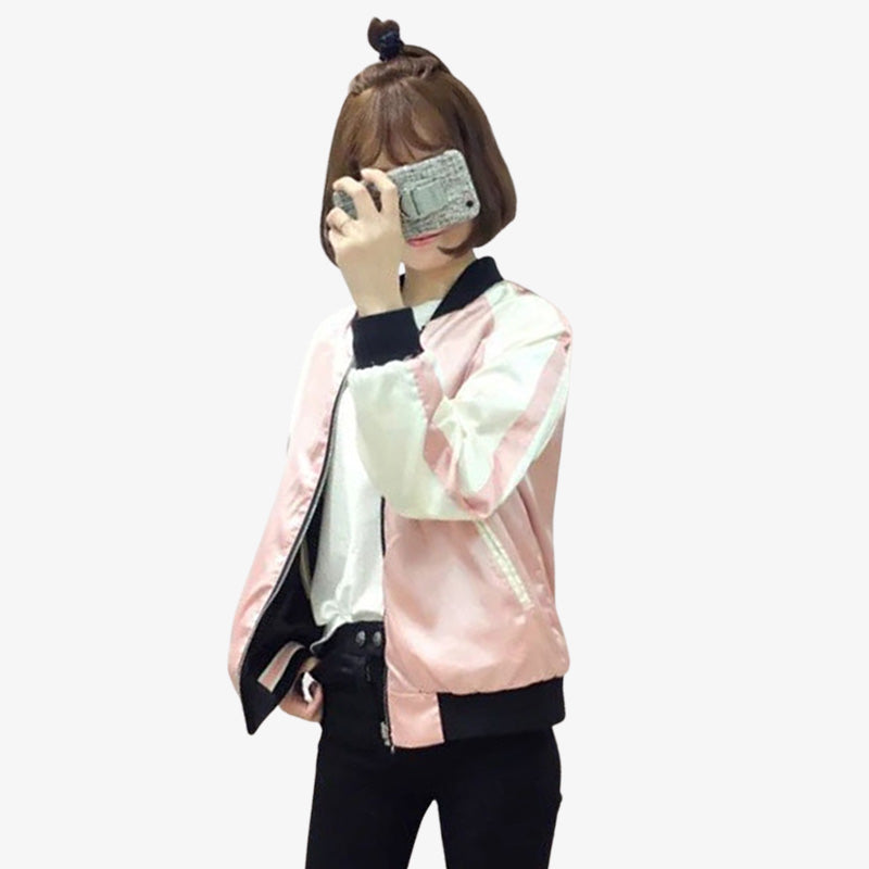 Cette japonaise est habillée avec un bomber femme style harajuku. C'est une veste sukajan de couleur blanche et en satin