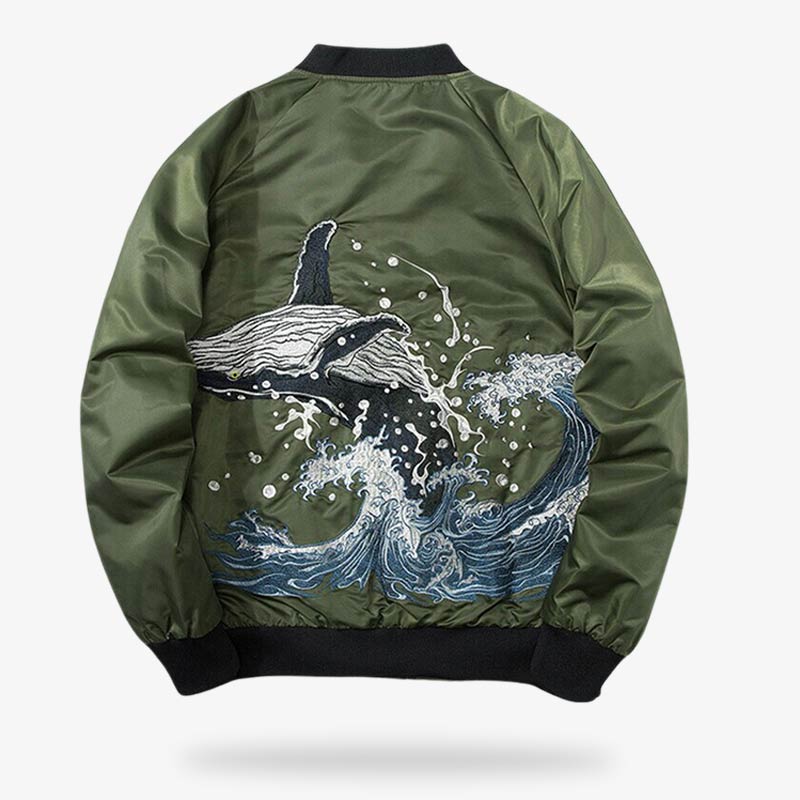 Cette veste sukajan est un bomber Japon brodé avec une baleine et la grande vague de Kanagawa. La veste japonaise Sukajan est de couleur vert