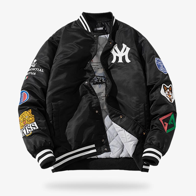 Ce manteau est un bomber japonais de baseball avec le symbole de l'équipe de baseball de new york. Des logos sont brodés sur les manches de la veste noire