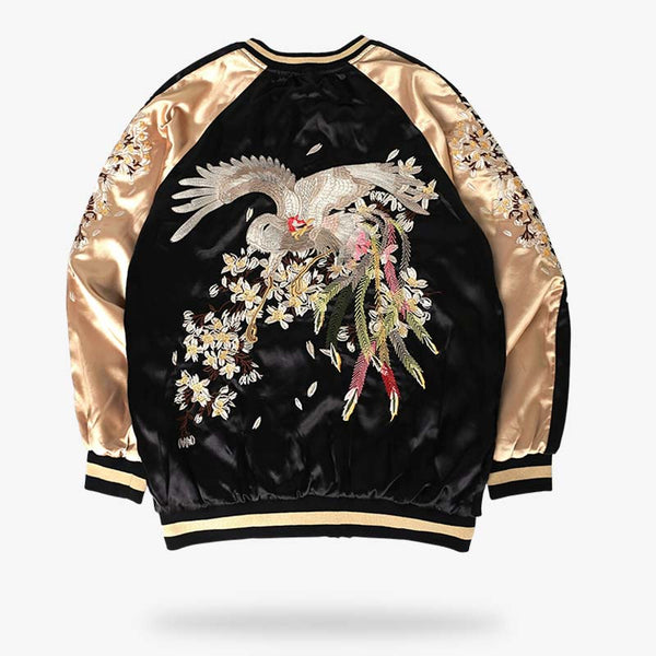 Cette veste sukajan est un bomber motif japonais femme brodé dans le dos avec un phoenix et des fleurs de sakura. C'est un manteau japonais noir avec des manches longues de couleur noir et doré