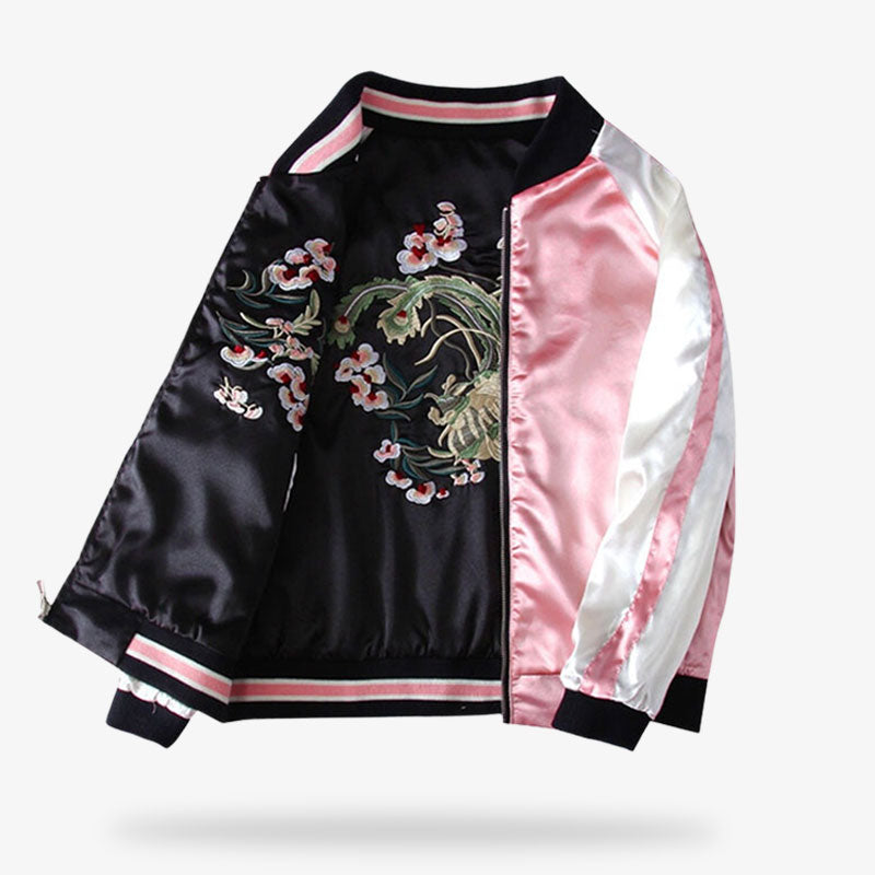 Cette veste sukajan et un bomber reversible femme. La veste japonaise est noire et blanche avec des broderies en fleur