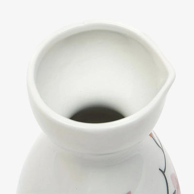 Bouteille de saké japonaise au style intemporel, témoin du savoir-faire artisanal