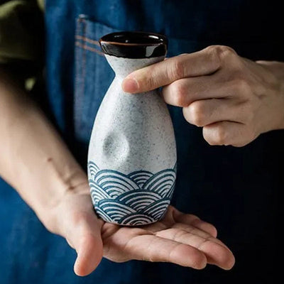 Bouteille de saké japonaise au design traditionnel seigaiha, parfaite pour servir le saké et apporter une touche aux repas japonais. Bouteille en céramique