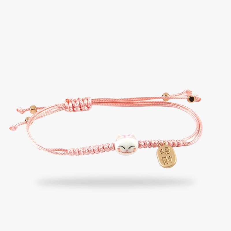 Un bracelet chat japonais porte bonheur. Un bijou kawaii pour femme avec un fille blanc