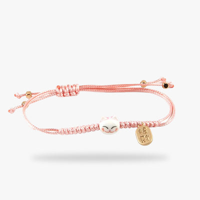 Un bracelet chat japonais porte bonheur. Un bijou kawaii pour femme avec un fille blanc