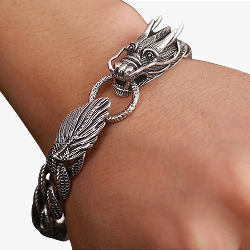 Ce bracelet dragon argent est un bijou japonais de qualité