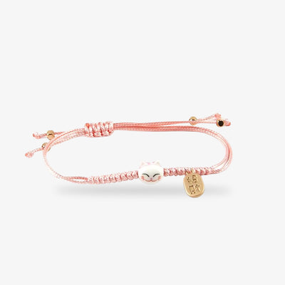 Détail du bracelet Maneki Neko avec pièce kanji