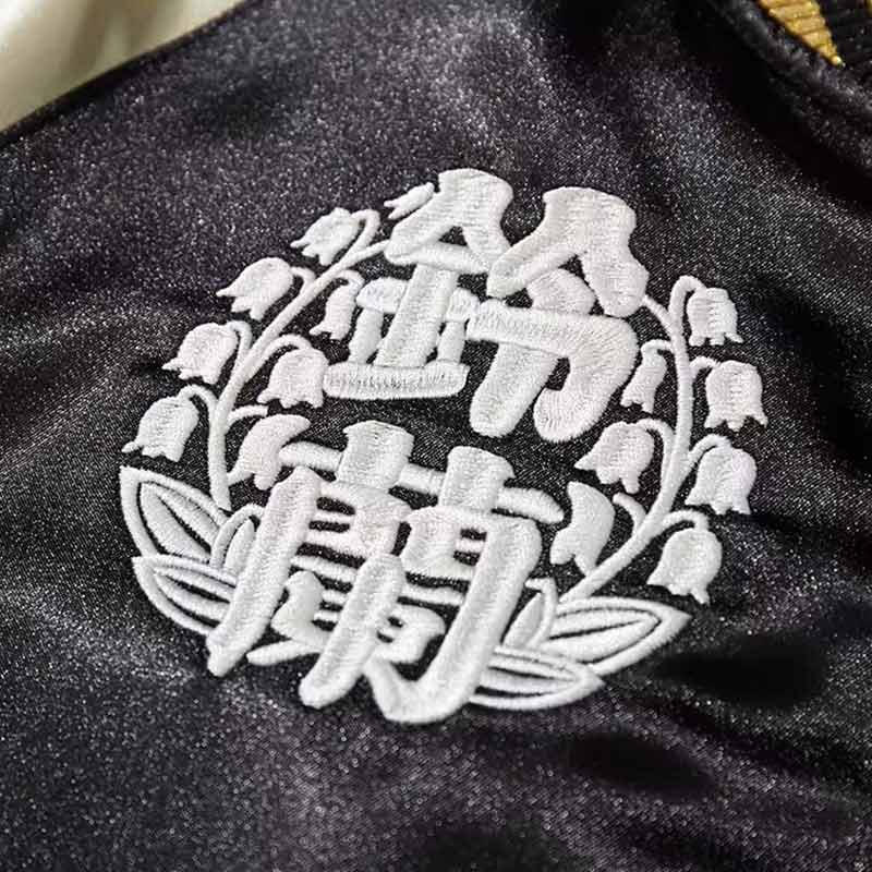 Broderie kanji blanche sur veste sukajan noire