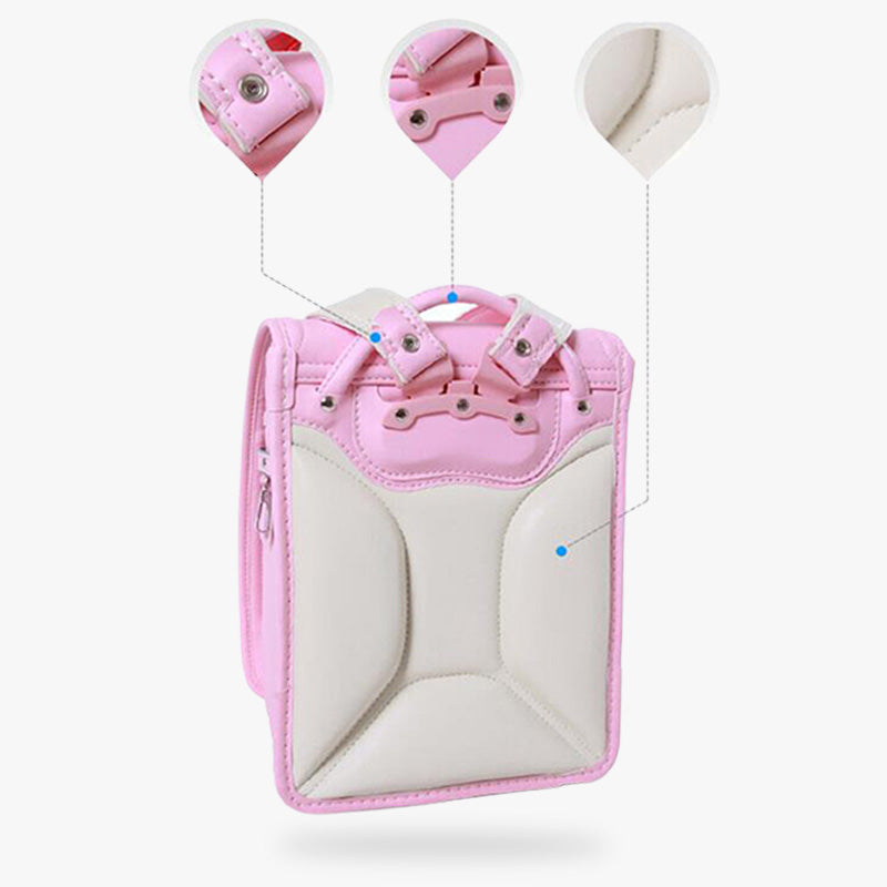 Écolière japonaise portant un cartable Randoseru sur le dos