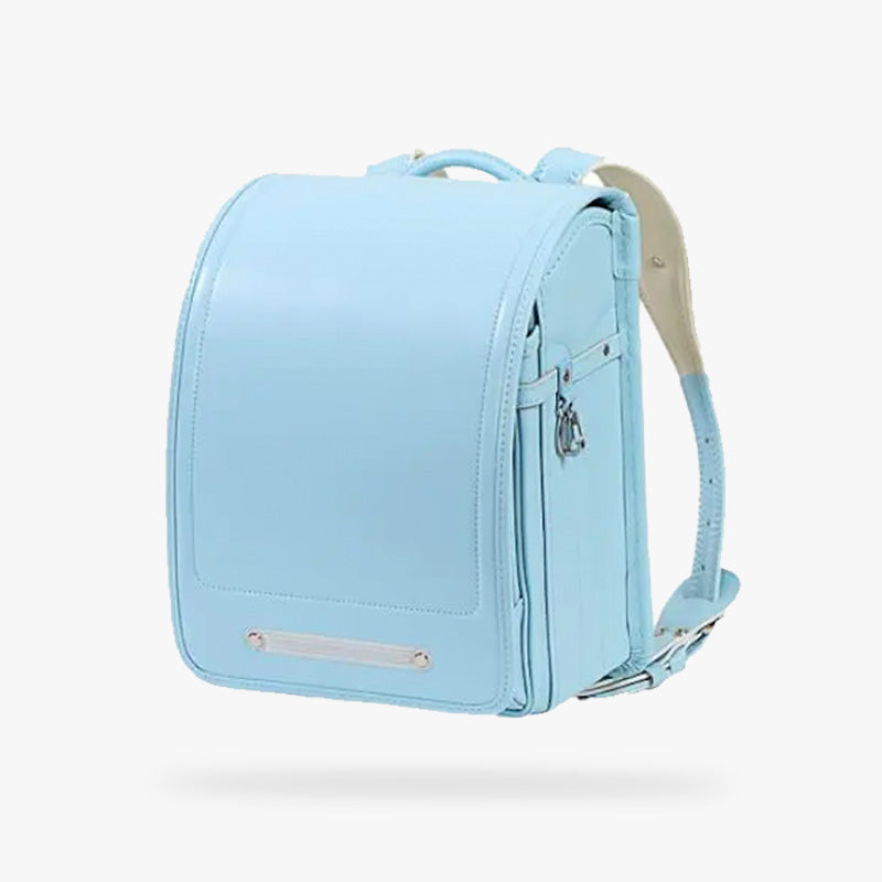 Ce sac d'écolier japonais est un cartable randoseru de couleur bleu. C'est un sac en cuir de qualité et très fonctionnel qui se garde pendant de longues années