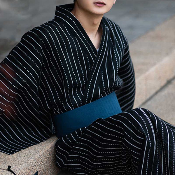 Une ceinture japonaise obi homme attache et ferme les pans du kimono japonais à rayure