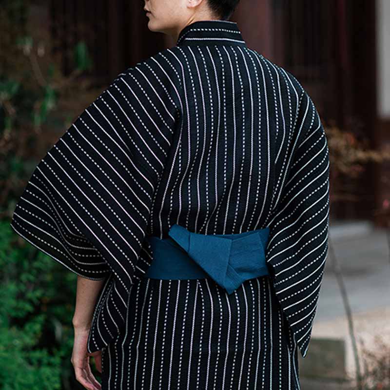 Un obi est une ceinture japonaise samourai homme qui ferme le kimono ou le yukata