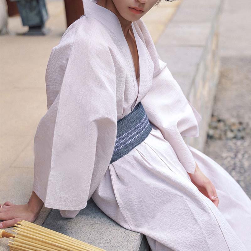 Un japonais est habillé avec une ceinture kimono japonais obi homme. Le vêtement japonais est en coton et de couleur blanc
