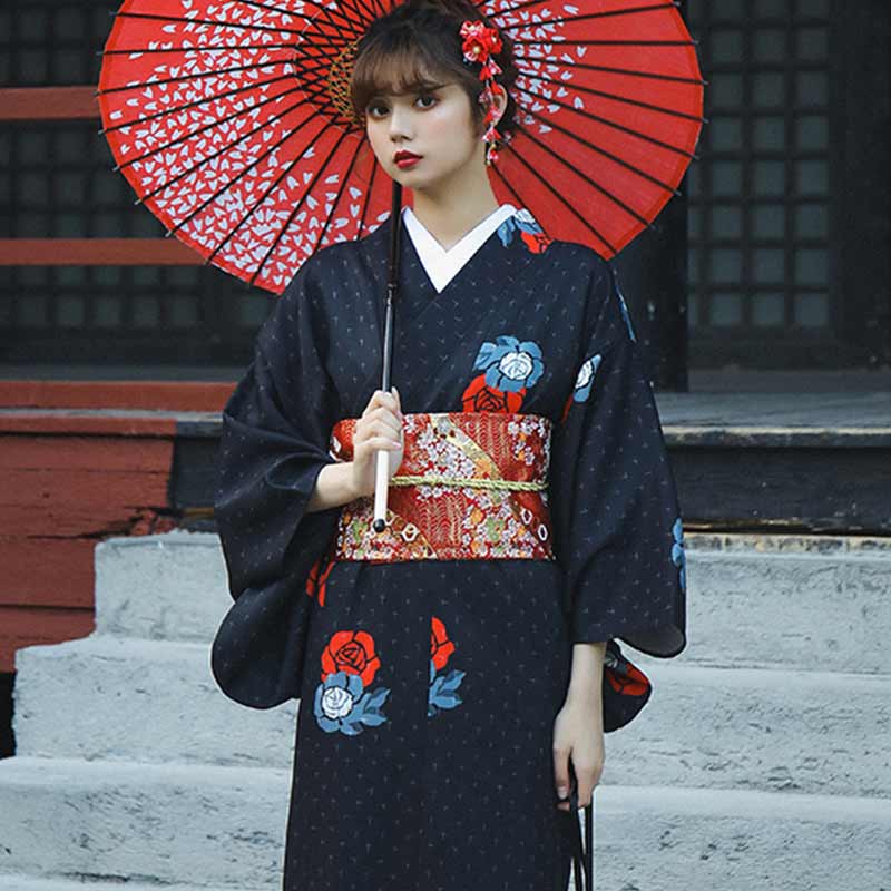 Kimono en coton noué avec une ceinture obi, tenue traditionnelle japonaise