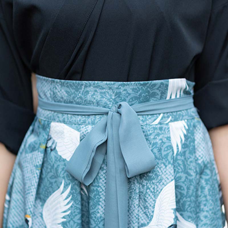 Ce pantalon japonais hakama est attaché avec un noeud de ceinture Obi. Le pantalon kimono est imprimé avec des motifs japonais