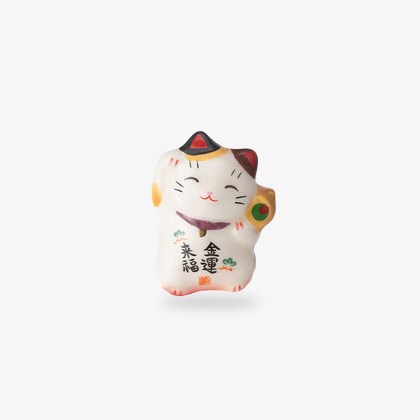 ce chat blanc porte-bonheure est une figurine maneki neko de couleur blanche et en pu de qualité. Des kanji sont écrits sur la petite statuette de chat maneki neko