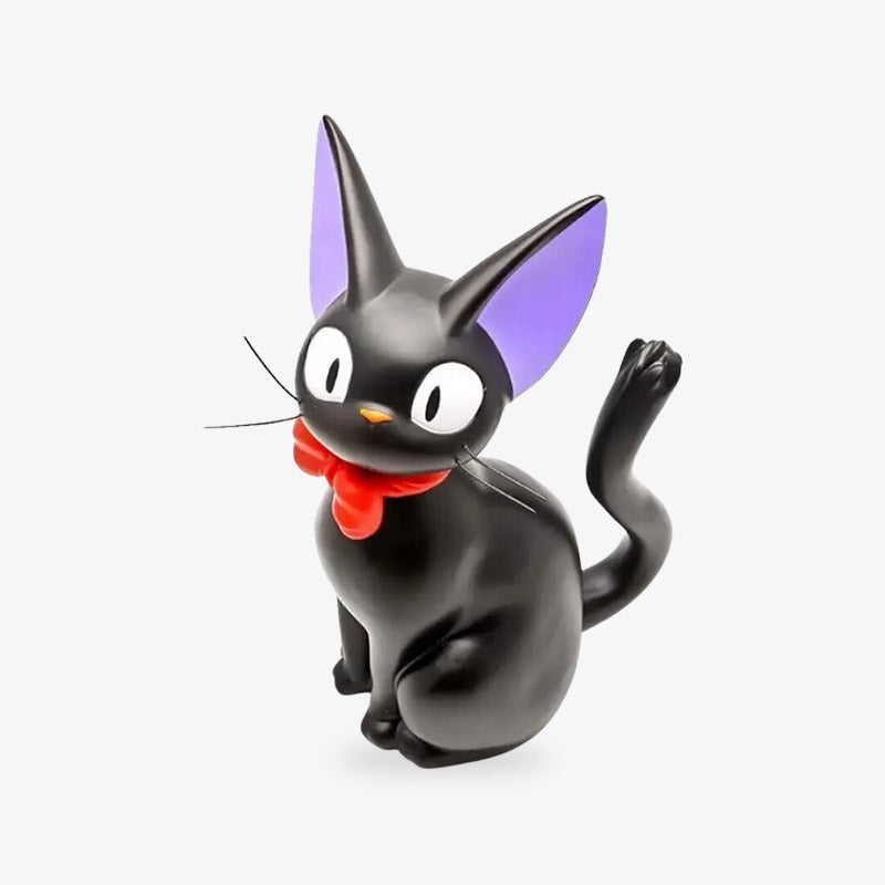 CE chat japnoais figurine s'inspire des animés de Isao Takahata. Le chat japonais est noir avec des oreilles bleues