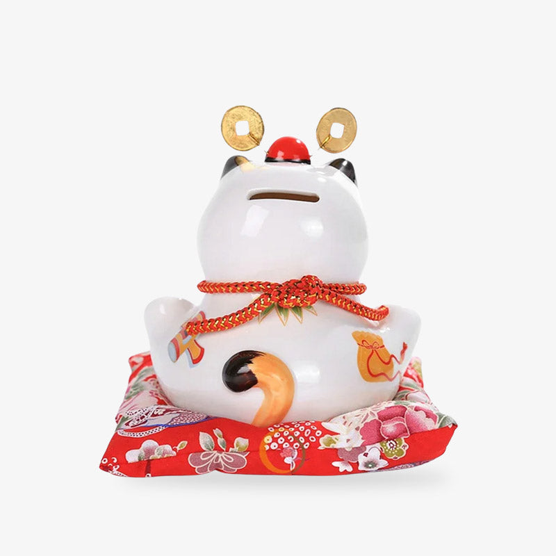 Ce chat japonais porte-bonheur maneki neko est en ceramique. Il y a une fente au niveau de sa tête pour déposer des pièces de monnaie