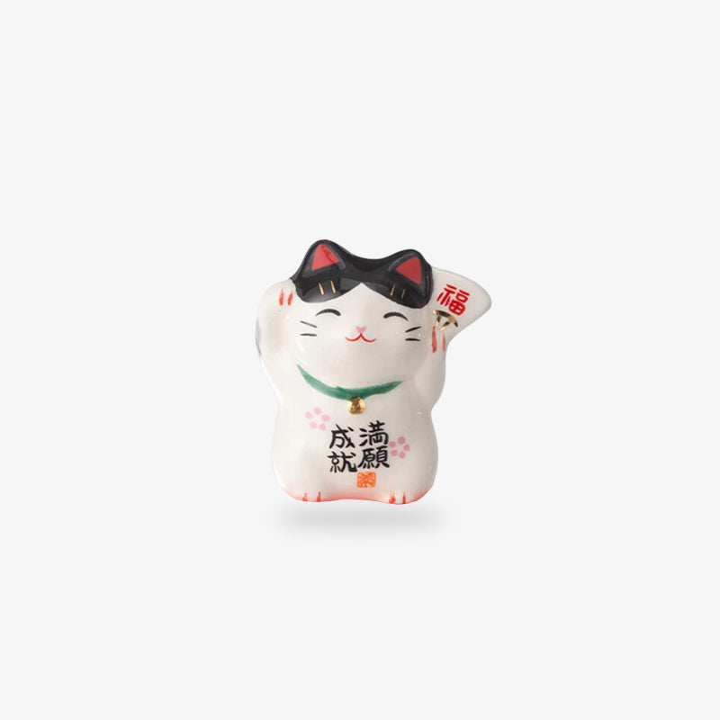 Un chat maneki neko blanc dans un style kawaii. Des écritures Kanji sont écrites sur le corps du chat porte-bonheur
