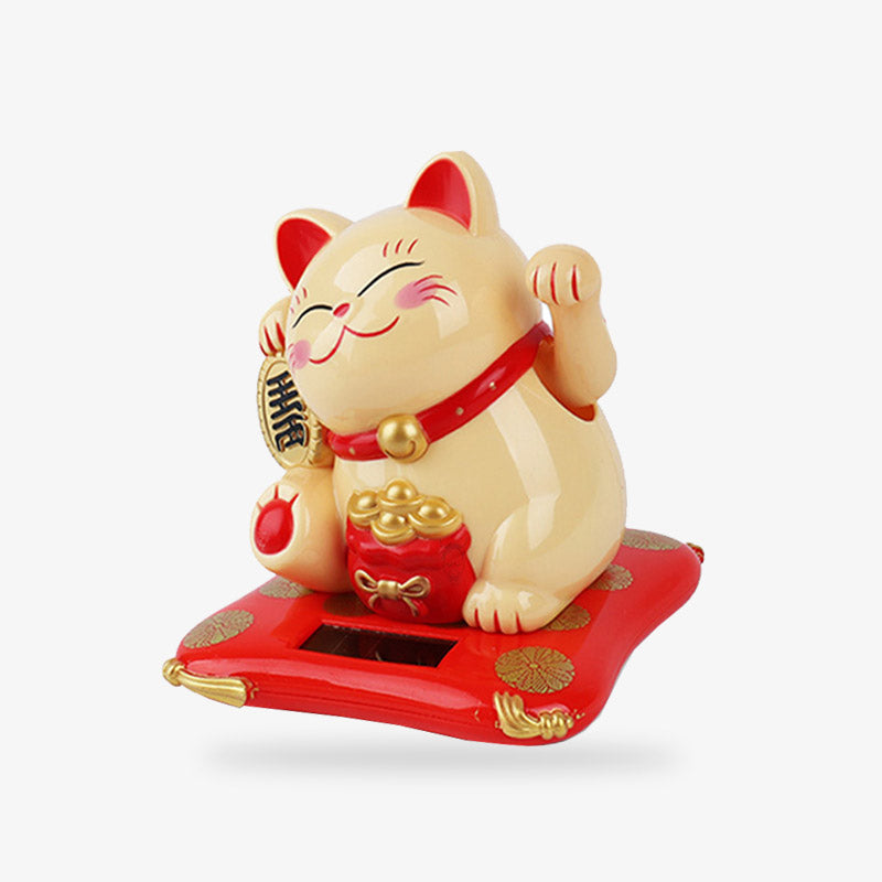 Ce chat maneki neko est de couleur jaune. Il attire la chance avec sa patte gauche levée. Il tient dans sa patte droite une pièce Koban