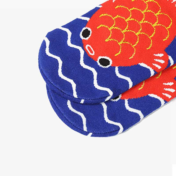 La chaussette carpe japonaise est imprimé avec un symbole de poisson style kawaii