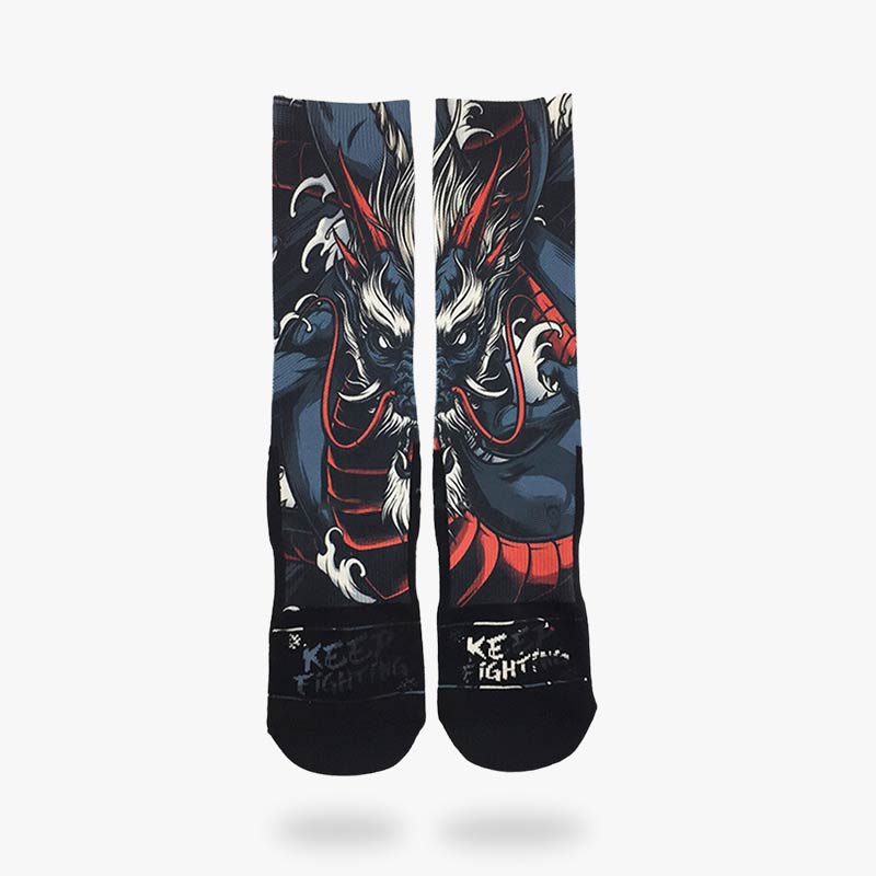 un paire de chaussette dragon japonais avec un imprimé de dragon avec des cornes et une mous