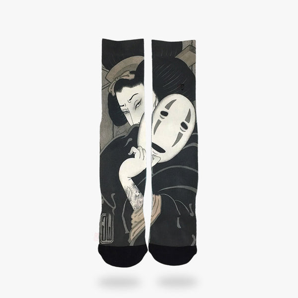 Une paire de chaussette style japonais avec un imprimé de geisha japonaise tenant un masque des sans visage s dans le voyage de chihiro