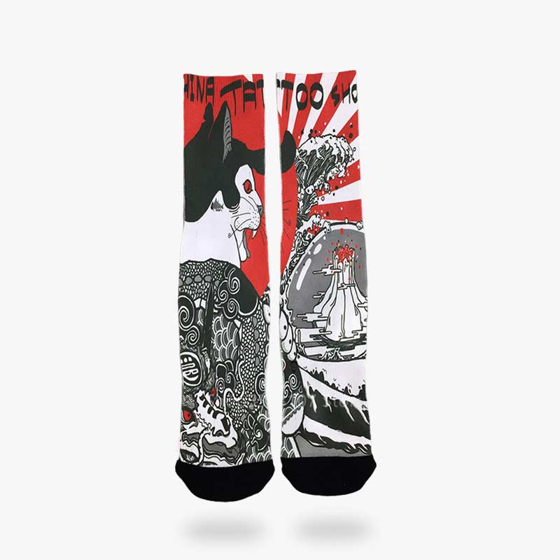 La chaussette Tatouage japonais est de couleur rouge avec un chat maneki neko avec des tatouages Yakuza irezumi dans le dos. Chaussettes Irezumi en coton et confortables