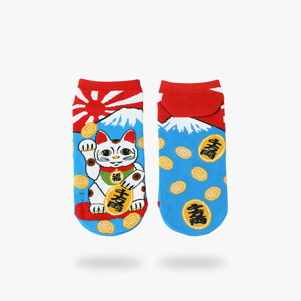 Une paire de chaussettes Kawaii avec un dessin de chat maneki neko et le mont fuji