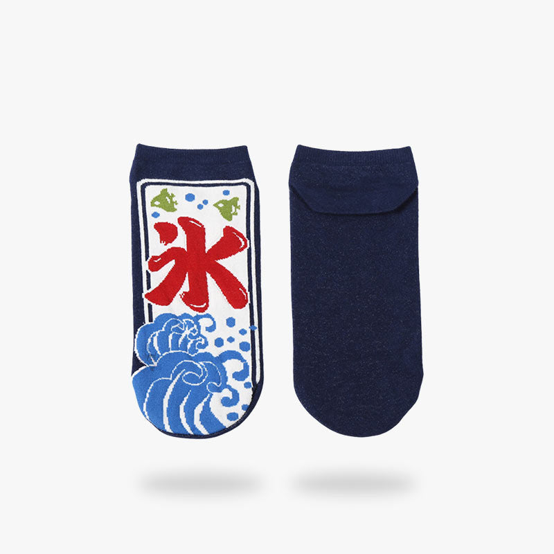 Une paire de chaussettes motifs japonais avec un kanji et le symbole japonais de la grande vague de Kanagawa