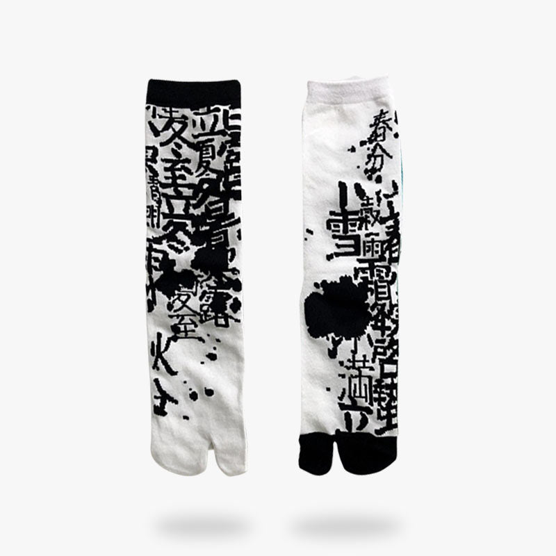 Une paire de chaussettes tabi femme avec le bout fendu et des motifs de kanji japonais imprimés sur le coton