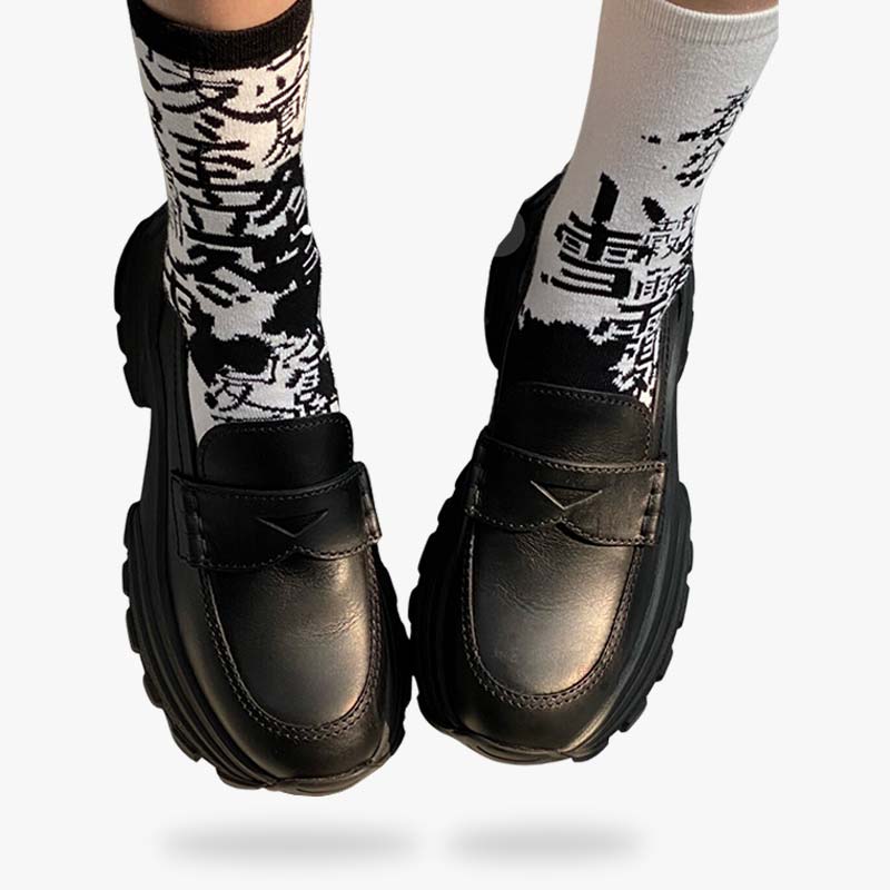 Une japonaise porte aux pieds une paire de chaussettes tabi pour femme et des chaussures japonaises noires style ecolière lolita