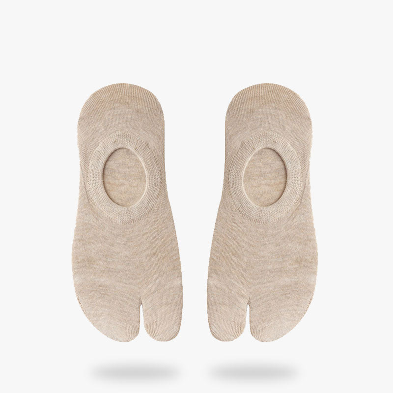 Une paire de chaussettes tongs japonaises. Ces chaussettes tabi ont le bout fendu. La chaussette à doigt se porte avec des claquettes ou des sandales geta