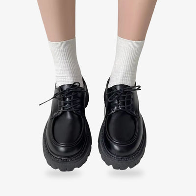 Chaussures d’uniforme japonais noires, conçues pour être portées avec un sailor fuku, la tenue emblématique des étudiantes japonaises.