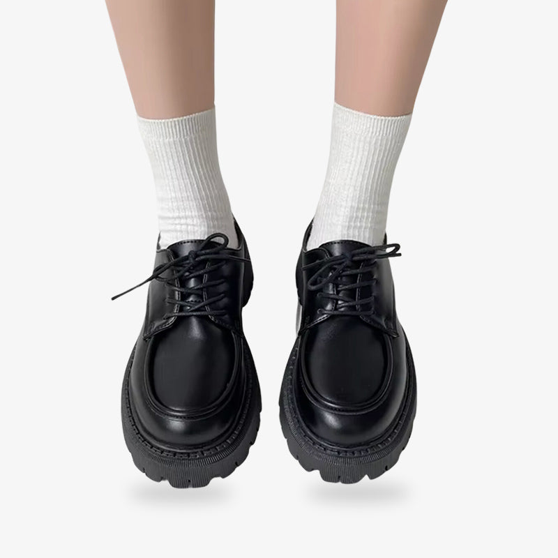 Chaussures d’uniforme japonais noires, conçues pour être portées avec un sailor fuku, la tenue emblématique des étudiantes japonaises.