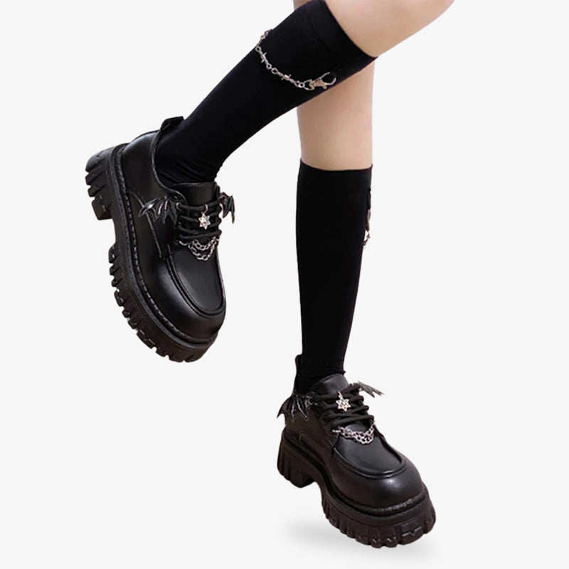Chaussures gothiques Lolita noires aux détails soignés, parfaites pour un mélange de mode japonaise sombre et kawaii