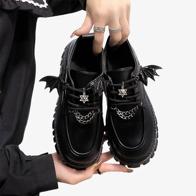 Chaussures kawaii noires ornées d'éléments mignons et ludiques, apportant une touche de style Lolita gothique inspiré du Japon