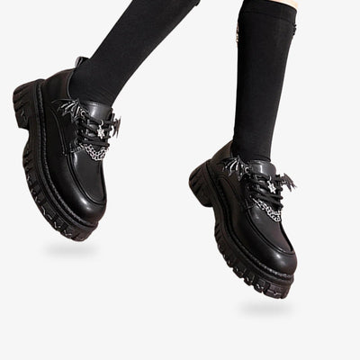 Ces chaussures kawaii noires affichent des détails craquants, pour un look fun influencé par les tendances gothiques Lolita japonaises