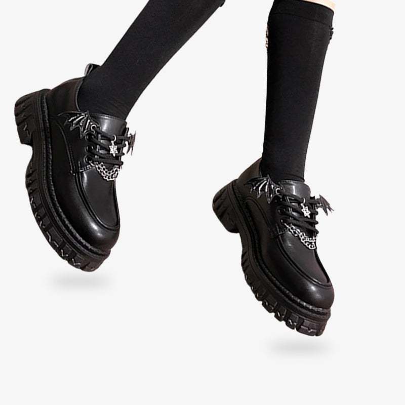 Ces chaussures kawaii noires affichent des détails craquants, pour un look fun influencé par les tendances gothiques Lolita japonaises